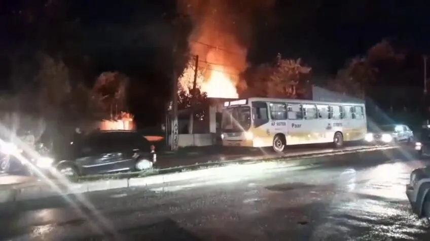 Imagem ilustrativa da notícia Incêndio atinge casa próxima ao Sesc de Ananindeua nesta terça-feira (27)