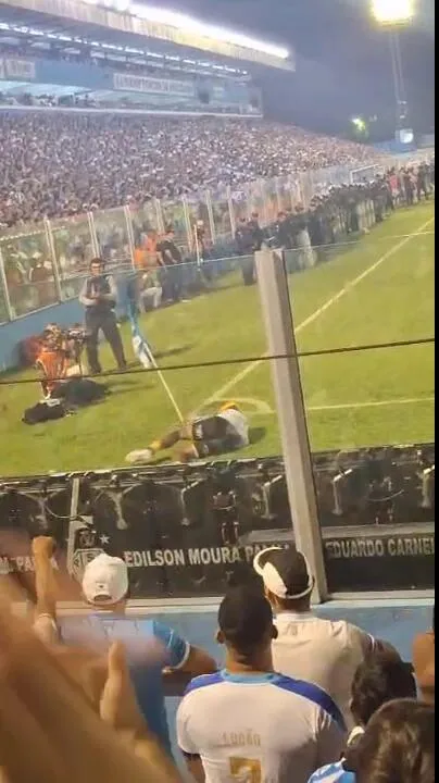 Imagem ilustrativa da notícia VÍDEO: copo atinge cabeça do jogador do Criciúma e pode punir o Paysandu