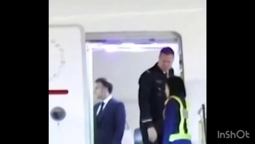 Imagem ilustrativa da notícia Macron é agredido pela esposa no rosto, mas ameniza episódio