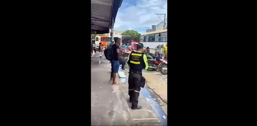 Imagem ilustrativa da notícia Tumulto: agente de trânsito tropeça e cai ao tentar remover veículo 