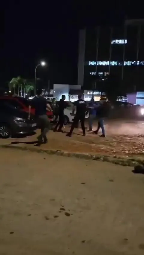Imagem ilustrativa da notícia Vídeo: segurança do Vasco agride torcedor que protestava