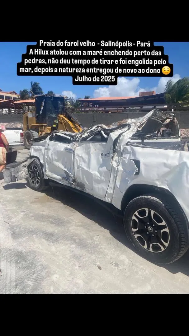 Imagem ilustrativa da notícia Vídeo mostra Hilux destruída após ser "engolida" em Salinas