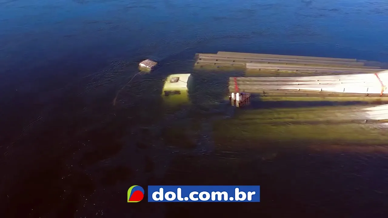 Imagem ilustrativa da notícia Vídeo: balsa com postes de energia naufraga no Pará