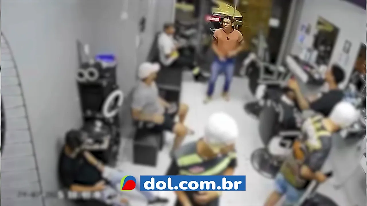 Imagem ilustrativa da notícia Homem invade barbearia, rouba clientes e arma de PM na Marambaia