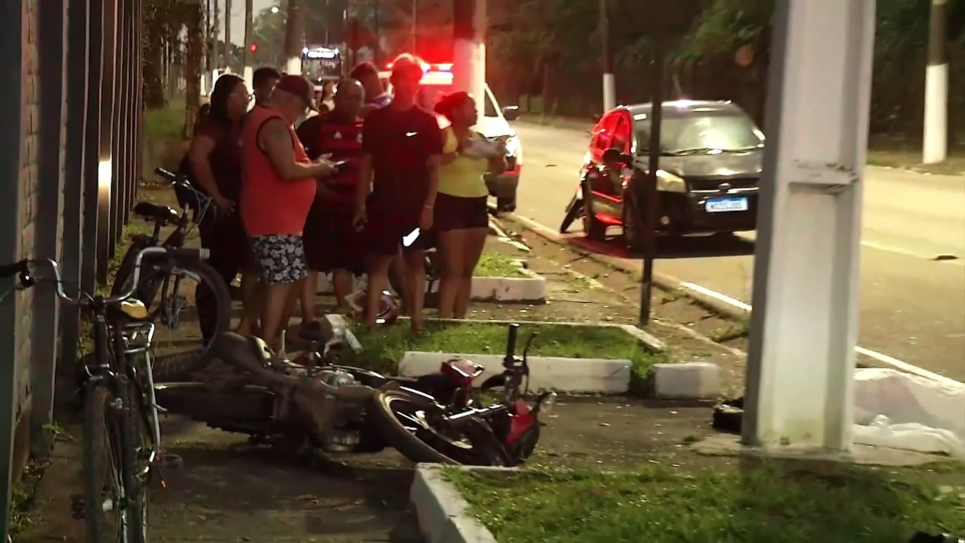 Imagem ilustrativa da notícia: Motociclista morre em colisão com ônibus após ultrapassagem 