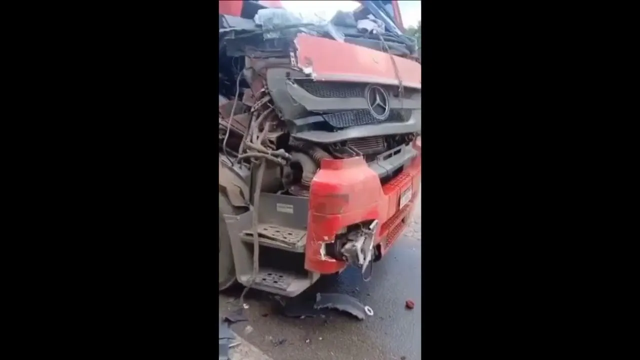 Imagem ilustrativa da notícia Vídeo: carreta bate na traseira de caminhão boiadeiro no PA