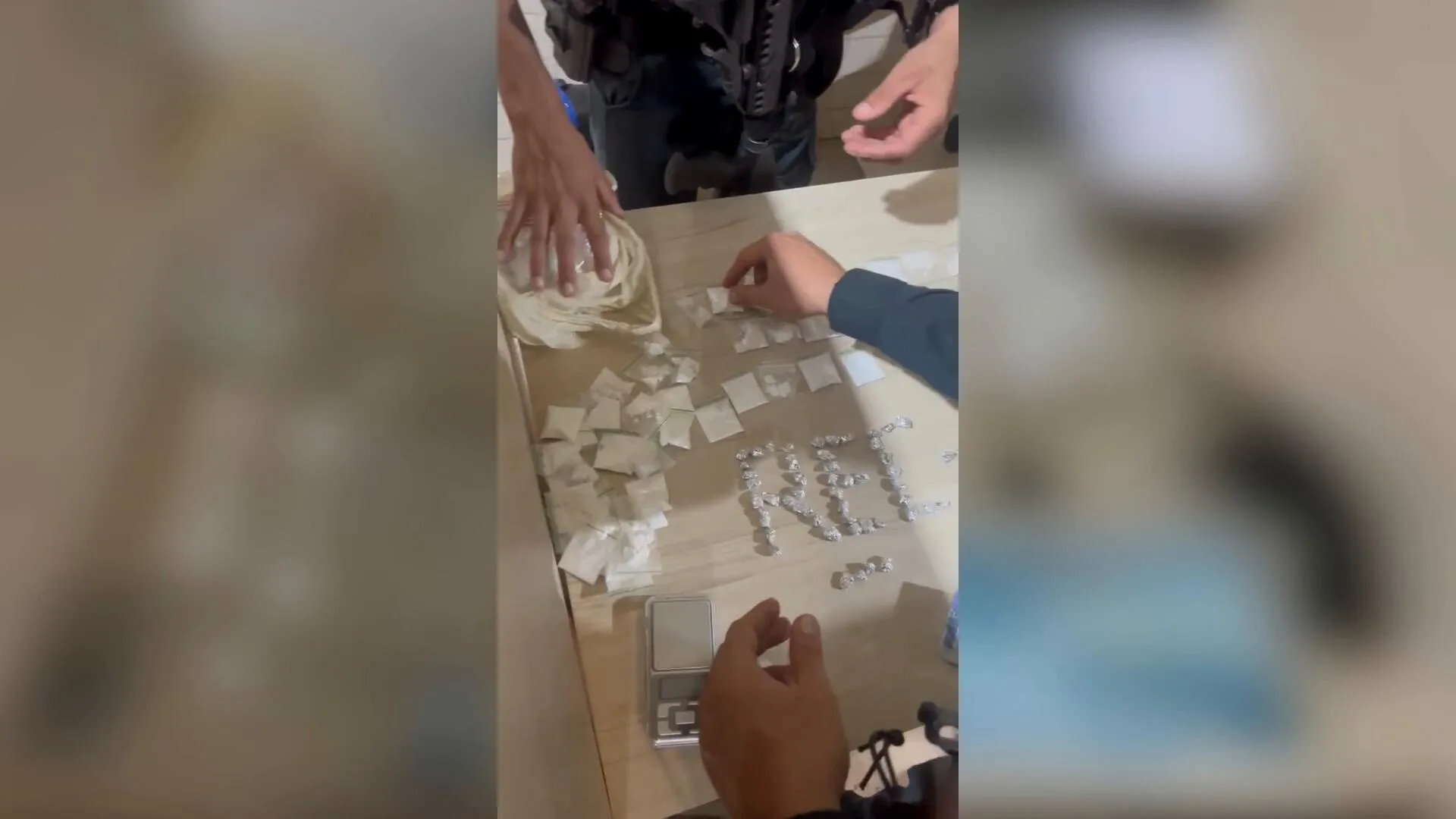 Imagem ilustrativa da notícia PM flagra drogas e arma em casa investigada por tráfico