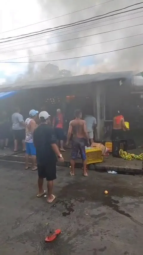 Imagem ilustrativa da notícia Incêndio destrói barraca na feira do Barreiro; veja o vídeo