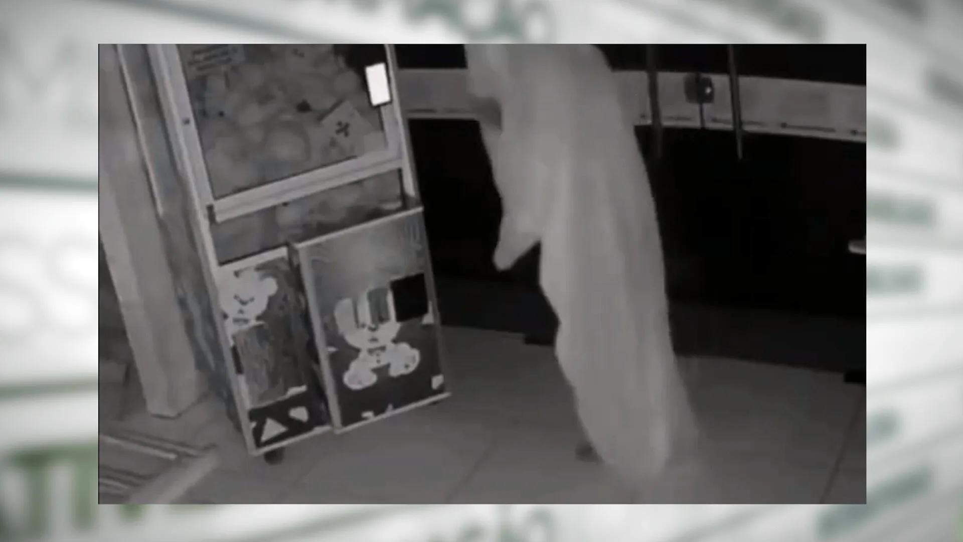 Imagem ilustrativa da notícia VEJA O VÍDEO: Ladrão "fantasma" invade e furta loja de açaí