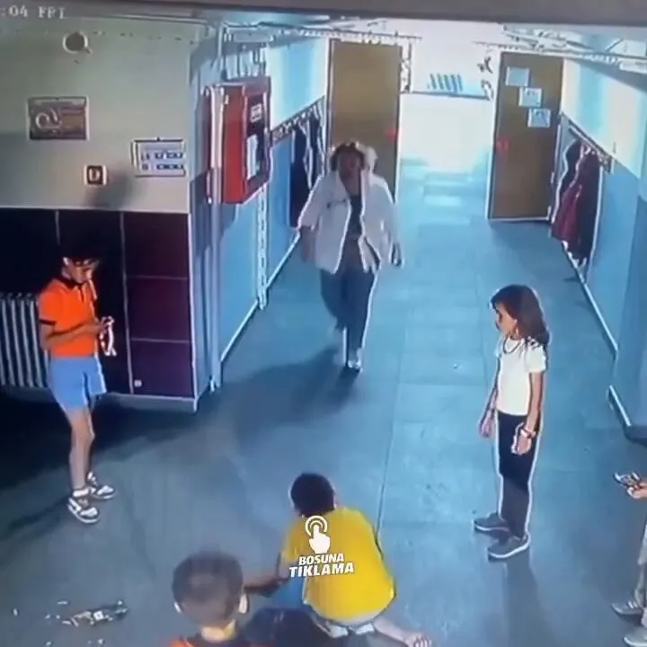 Imagem ilustrativa da notícia Vídeo: professora salva criança de engasgamento em escola