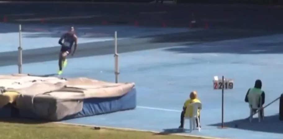 Imagem ilustrativa da notícia Vídeo: atleta olímpico sofre acidente em prova de salto