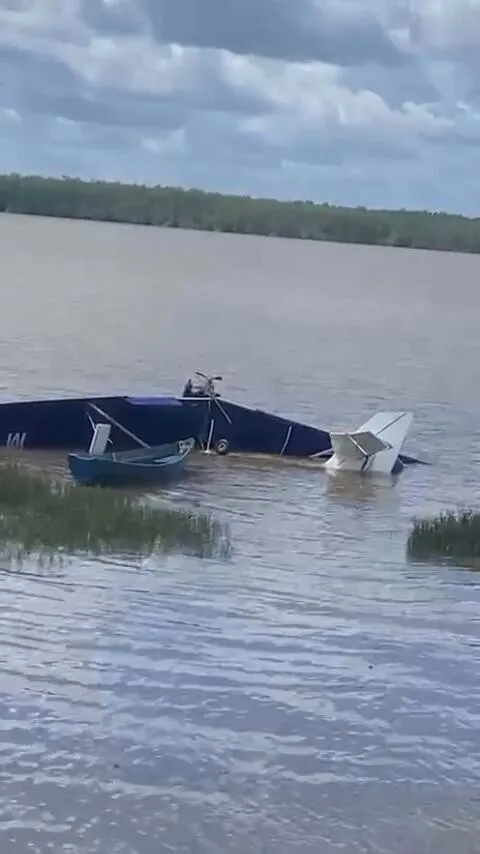 Imagem ilustrativa da notícia Vídeo: avião de pequeno porte cai, na Baía do Sol, em Mosqueiro