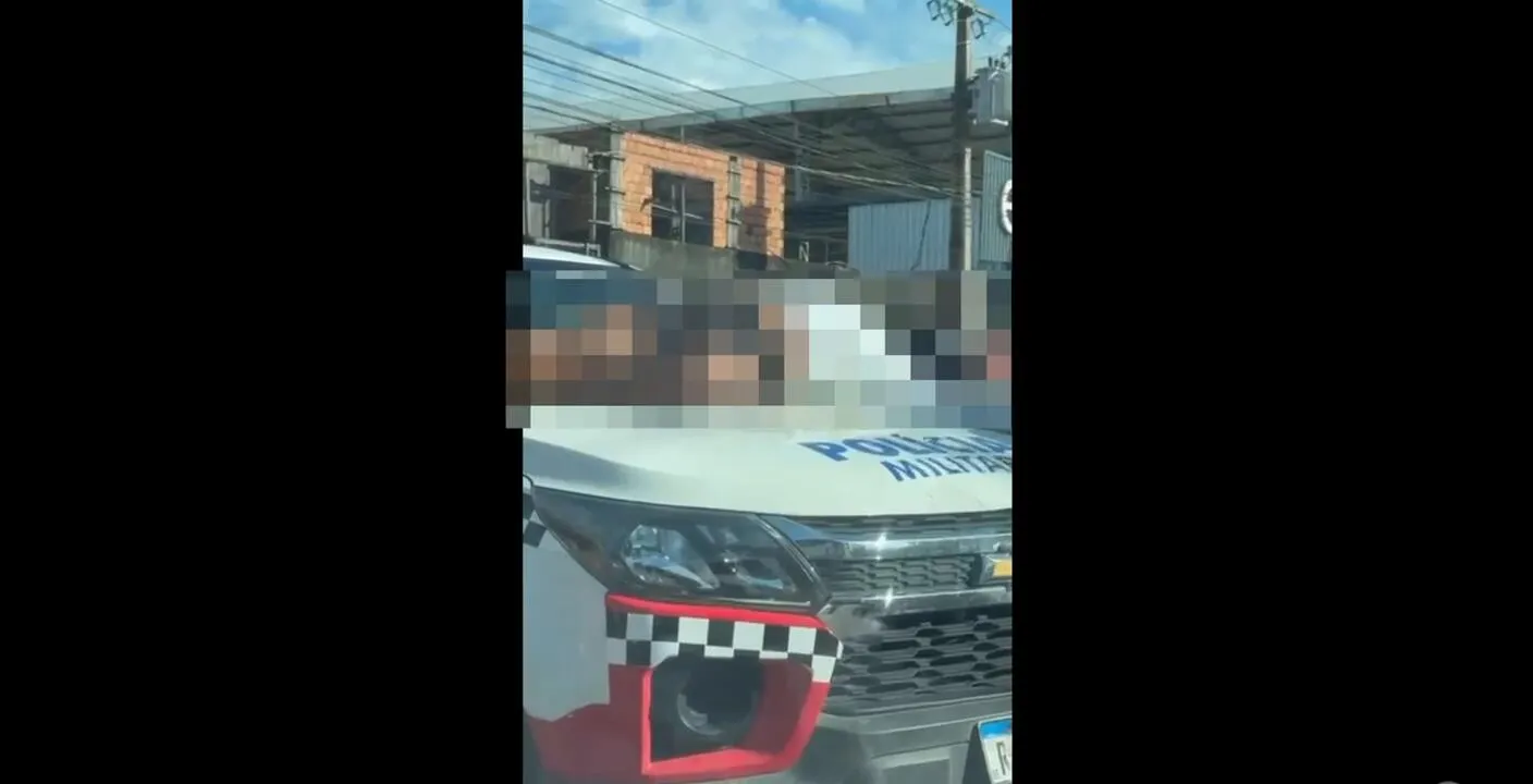 Imagem ilustrativa da notícia VÍDEO: Motociclista colide e 'voa' para cima de viatura da PM em Belém