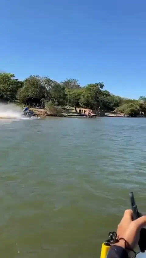 Imagem ilustrativa da notícia Vídeo: homem atravessa rio de moto em Afuá, no Pará