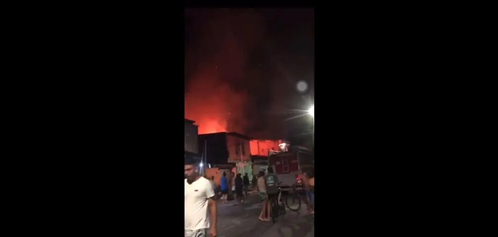 Imagem ilustrativa da notícia VÍDEO: Incêndio destrói casas e deixa famílias desabrigadas no Guamá