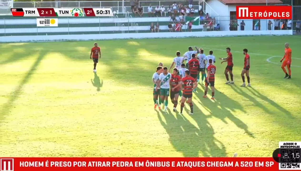 Imagem ilustrativa da notícia Vídeo: jogador da Tuna dá rasteira em bandeirinha após expulsão