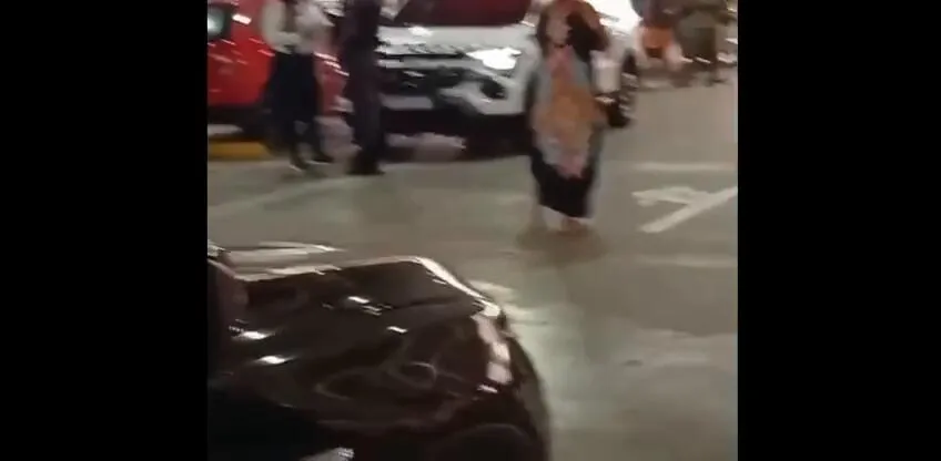 Imagem ilustrativa da notícia Esposa flagra pastor com amante dentro de carro em supermercado