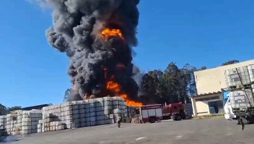 Imagem ilustrativa da notícia Vídeo: incêndio atinge indústria em Guarulhos neste sábado (26)