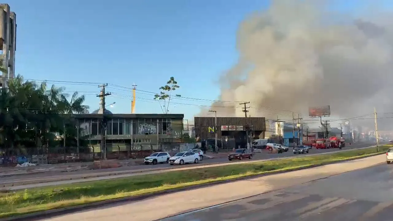 Imagem ilustrativa da notícia VÍDEO: Incêndio de grandes proporções atinge galpão em Ananindeua