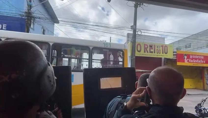 Imagem ilustrativa da notícia Reféns em ônibus: criminoso faz live e se entrega após 2h de assalto