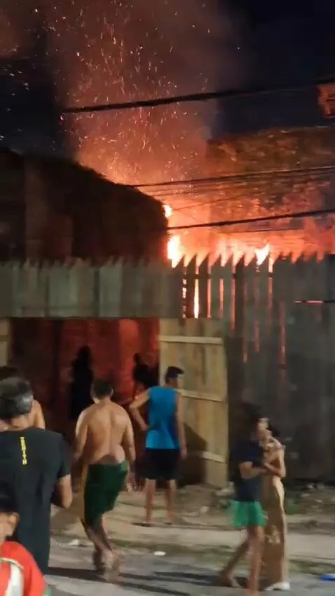 Imagem ilustrativa da notícia Incêndio de grandes proporções destrói casas e assusta moradores em Belém