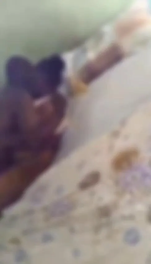 Imagem ilustrativa da notícia Vídeo: casal confunde lubrificante com cola e fica grudado