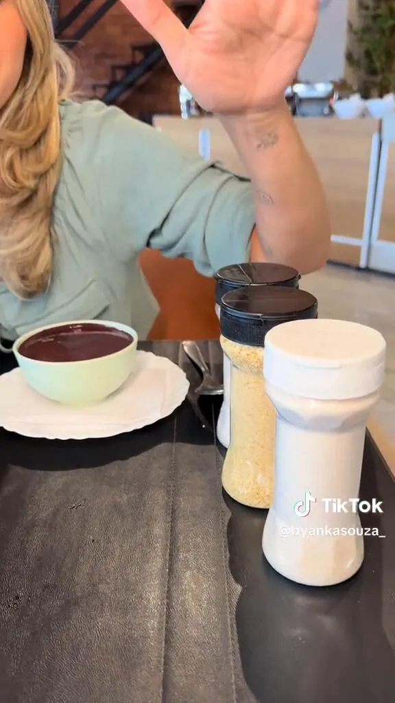 Imagem ilustrativa da notícia VÍDEO: influenciadora paraense viraliza ao comer açaí com rã