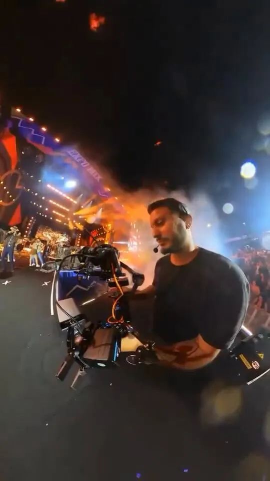 Imagem ilustrativa da notícia Vídeo: chamas atingem filmmaker durante trabalho em show