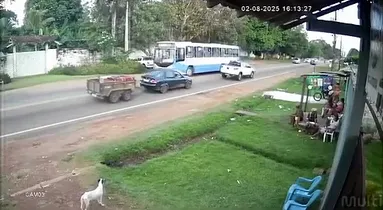 Imagem ilustrativa da imagem Carro invade contramão e bate em ônibus em rota de Mosqueiro