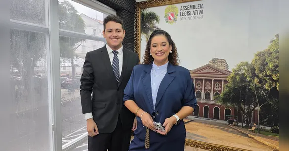 A revista classifica o ator como "consagrado" no Brasil e relembra a trajetória internacional do artista.