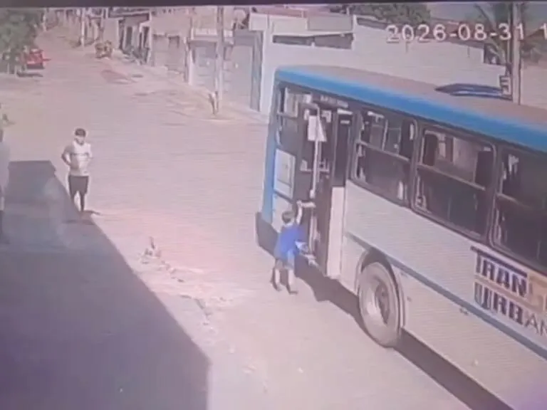 Imagem ilustrativa da notícia Motorista acelera e derruba criança que descia de ônibus no Pará