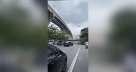 Imagem ilustrativa da notícia VÍDEO: Guindaste cai sobre monotrilho e é atingido por trem em SP