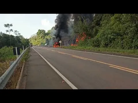 Imagem ilustrativa da notícia Colisão resulta na morte dos dois motoristas carbonizados  