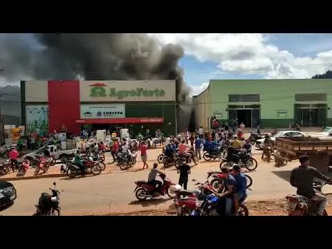 Imagem ilustrativa da notícia Incêndio em loja de produtos agropecuários causa pânico 