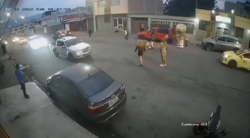 Imagem ilustrativa da notícia Vídeo: Homem dança “Envolver” da Anitta e acaba atropelado