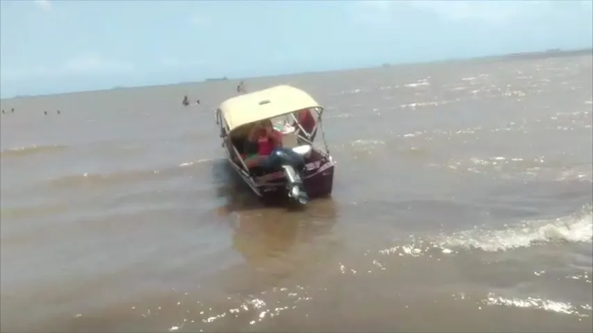 Imagem ilustrativa da notícia No Pará é assim: até na praia barco faz entrega de açaí