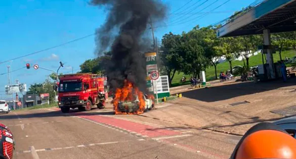 Cena do incêndio no veículo pegou de surpresa os condutores em Marabá no sudeste paraense