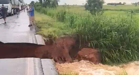 A situação pegou muitos condutores de surpresa, tornando necessário o desvio para rotas alternativas.