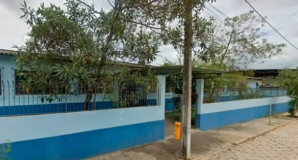 Antes de decidirem acionar a polícia, a presença do pai da menina foi solicitada na escola, que apanhou um papelote da mão dela e fugiu.