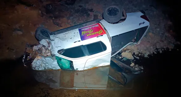 O veículo conduzido pela vítima estava tombado dentro de um buraco, que está aberto para obras.