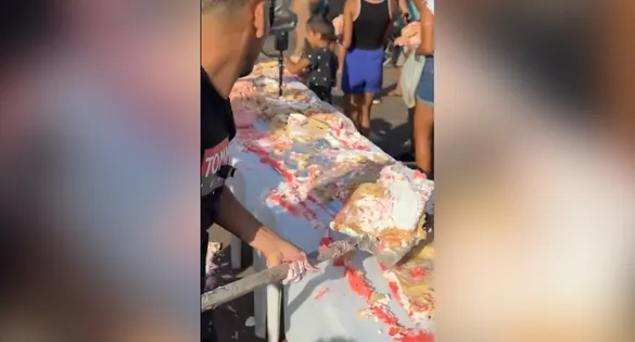 A cena foi amplamente compartilhada nas redes, com questionamentos sobre a dignidade e higiene na distribuição da comida.