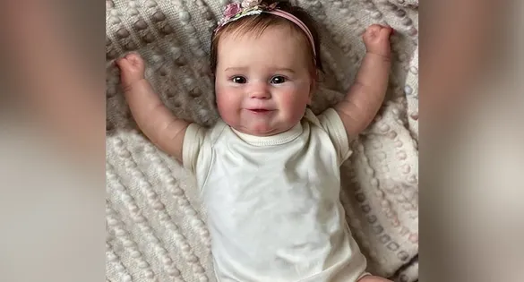 O fenômeno dos bebês reborn, bonecos hiper-realistas que imitam crianças de verdade, tem gerado polêmica nas redes sociais.