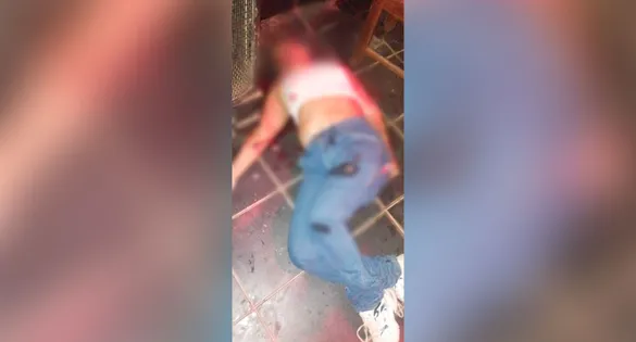 Ao chegarem, os policiais encontraram Joyce já sem vida, caída no chão.