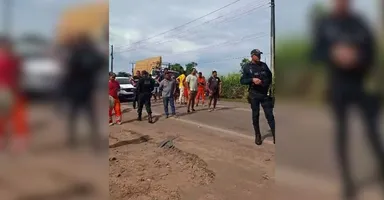 Imagem ilustrativa da notícia Vídeo: moradores interditam rodovia contra apreensão de motos