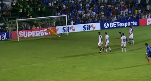 Festa em Marabá: Wesley comemora o gol da virada que garantiu o Águia na semifinal e eliminou o Remo da Copa Norte.