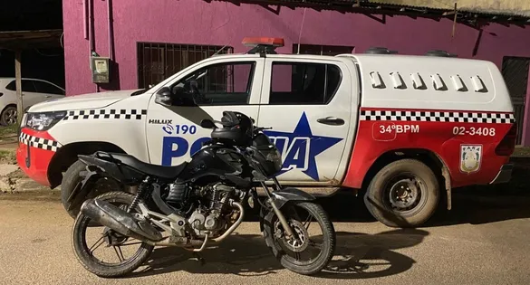 Um homem foi detido por porte ilegal de arma de fogo na noite deste domingo