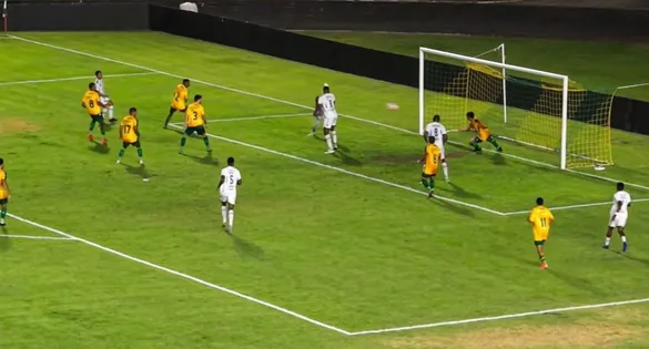 O atacante PH comemora com os companheiros após marcar o terceiro gol do Águia, garantindo a vitória marabaense no Estádio Canarinho.