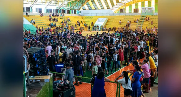 Ginásio Renato Veloso lotado na manhã deswte sábado (23) durante a entrega de fardamentos e chuteiras para os novos integrantes do projeto social.