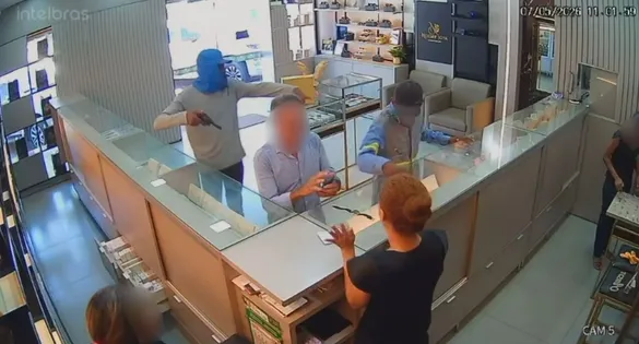 Criminosos fugiram após disparo de arma de fogo efetuado por irmão do proprietário