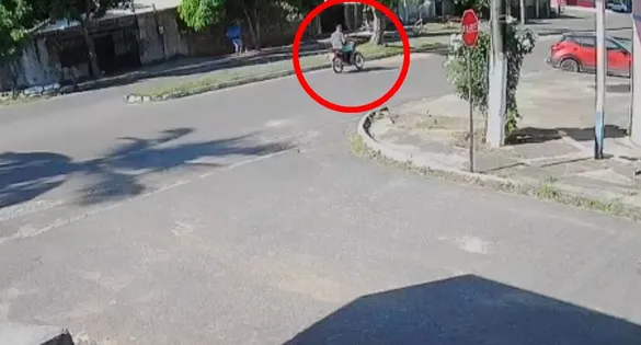 Acidente na Avenida Perimetral foi registrado por câmeras de segurança; vítima chegou a ser socorrida pelo SAMU, mas não resistiu.